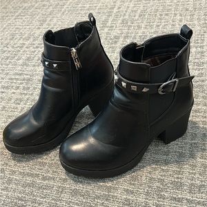 Black heeled boots